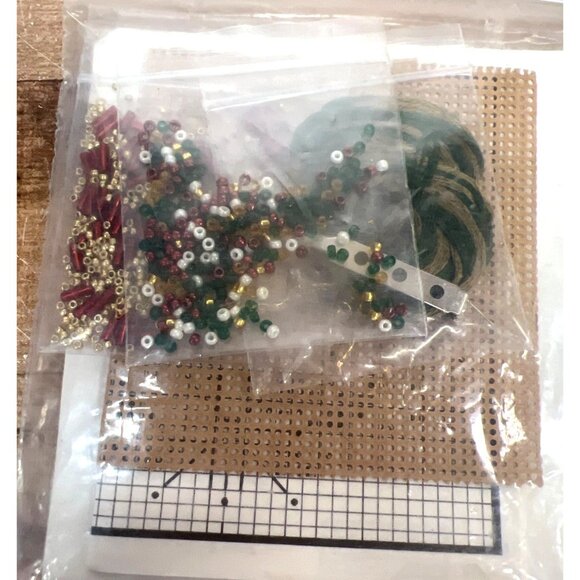 Mill Hill Holiday Ornaments V Counted Glass Bead Kit - Picture 3 of 4